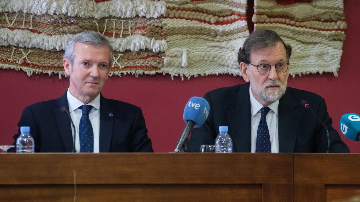 El presidente de la Xunta de Galicia, Alfonso Rueda (i) y el expresidente del Gobierno Mariano Rajoy (d), durante el acto institucional de la festividad de San Raimundo de Peñafort, patrón de la Facultad de Derecho, en la Facultad de Derecho de la Univers El presidente de la Xunta de Galicia, Alfonso Rueda (i) y el expresidente del Gobierno Mariano Rajoy (d), durante el acto institucional de la festividad de San Raimundo de Peñafort, patrón de la Facultad de Derecho, en la Facultad de Derecho de la Univers