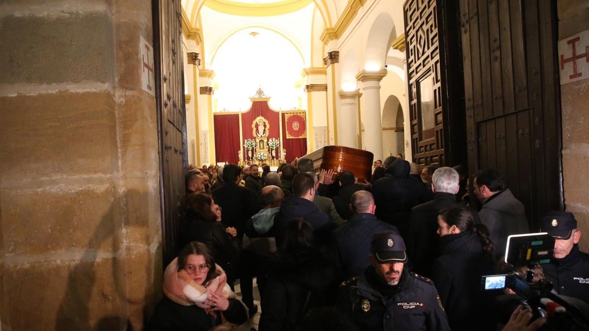 El féretro del sacristán asesinado en Algeciras entrando en la Iglesia de La Palma.