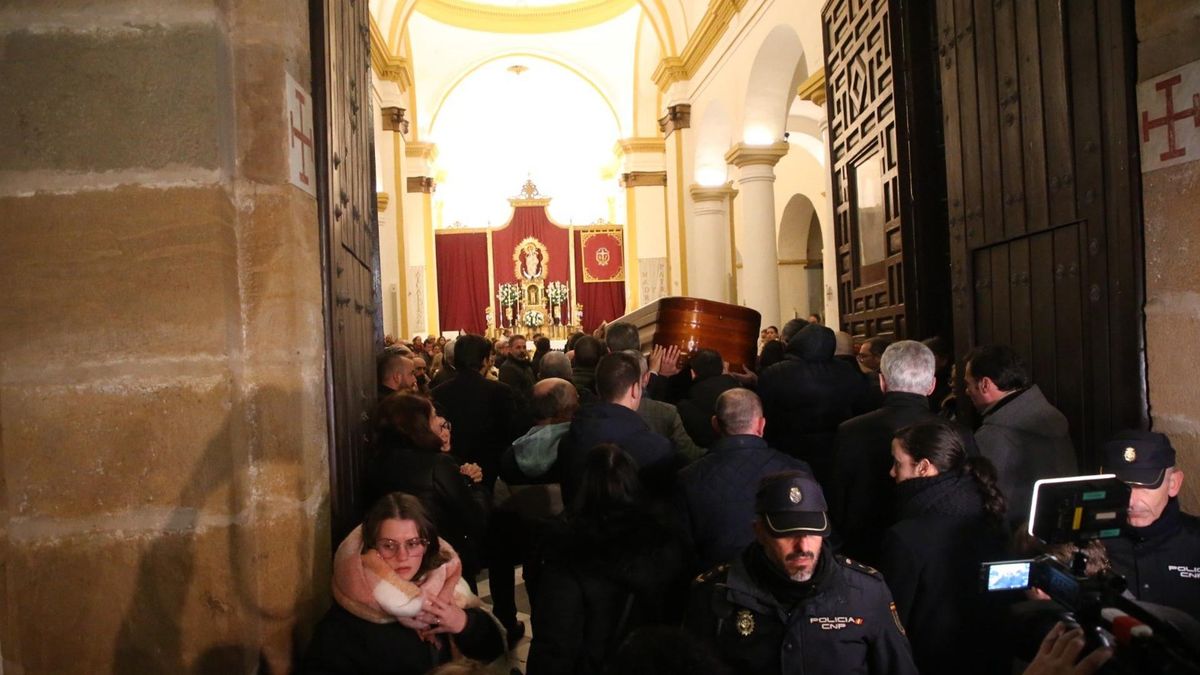 El féretro del sacristán asesinado en Algeciras entrando en la Iglesia de La Palma. El féretro del sacristán asesinado en Algeciras entrando en la Iglesia de La Palma.