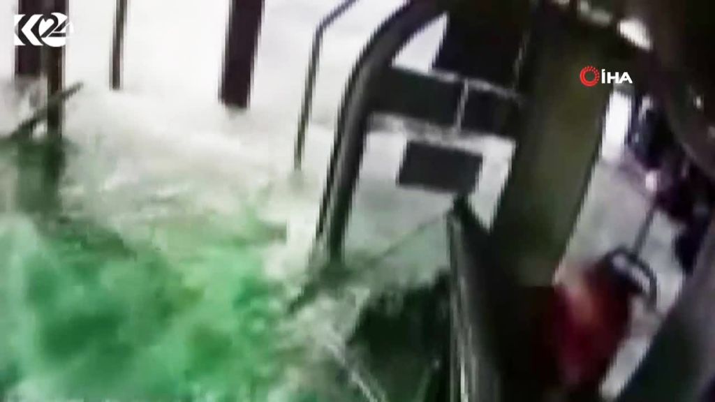 Dramáticos momentos entre los pasajeros de un autobús que cae a un lago en Turquía