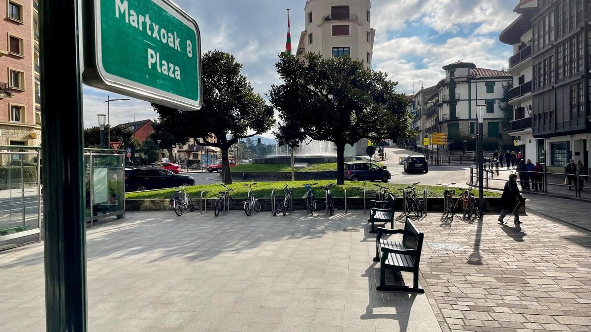 Plaza Martxoak 8 de Hondarribia (Gipuzkoa) Plaza Martxoak 8 de Hondarribia (Gipuzkoa)
