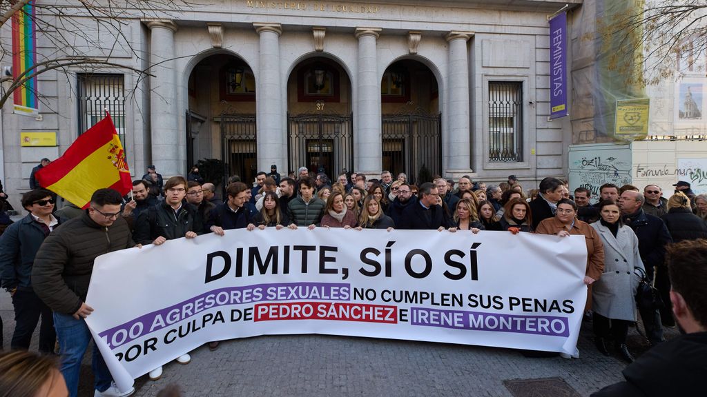 Cargos del PP se concentran para pedir la dimisión de la ministra Montero por ley del 'sólo sí es sí' frente al ministerio de Igualdad