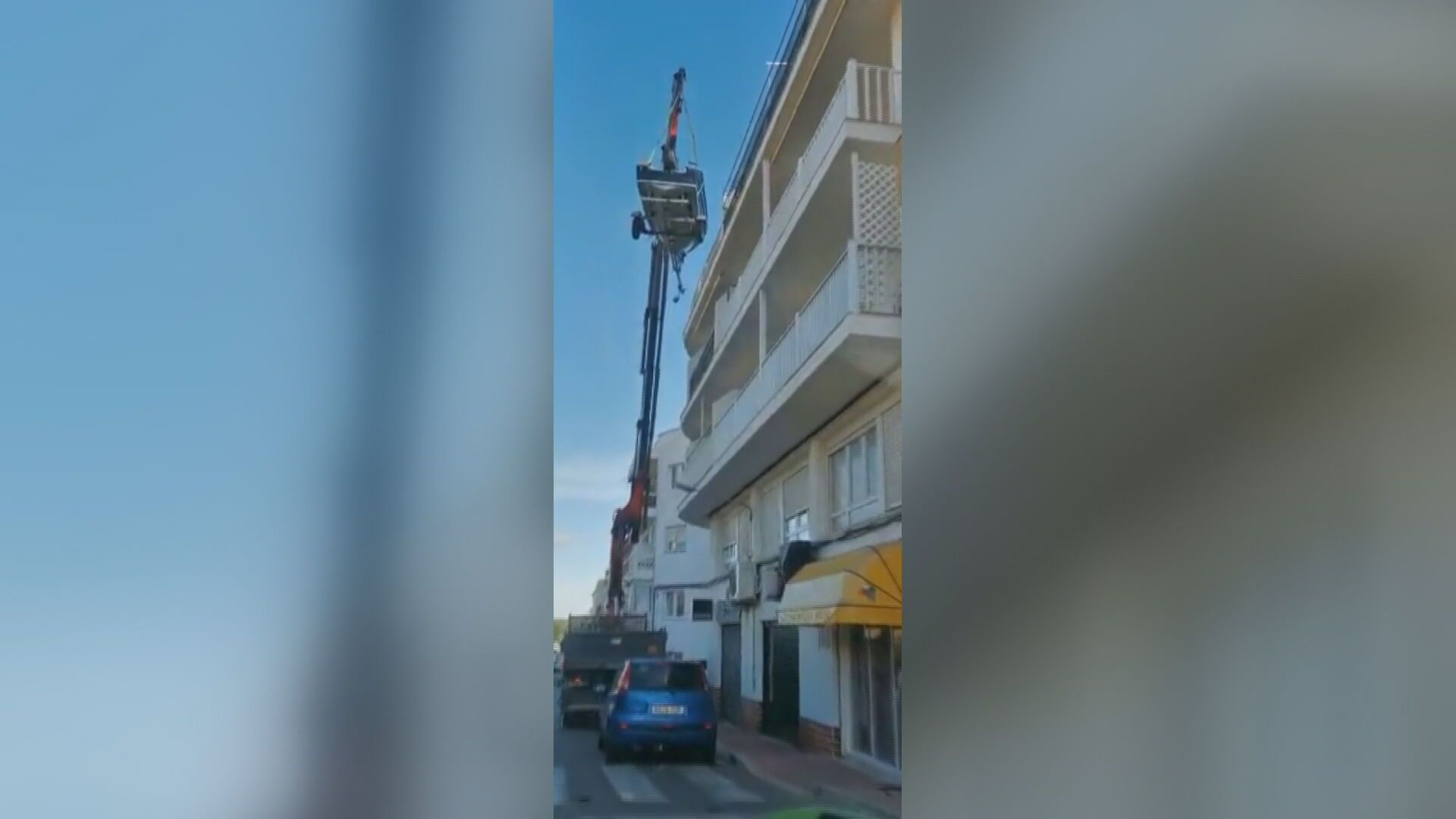 El hombre de Es Castell que subió su lancha a su terraza para ahorrarse el alquiler del amarre, rectifica por obligación