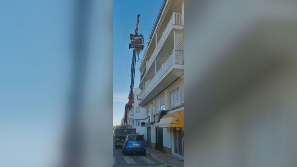 El hombre de Es Castell que subió su lancha a su terraza para ahorrarse el alquiler del amarre, rectifica por obligación