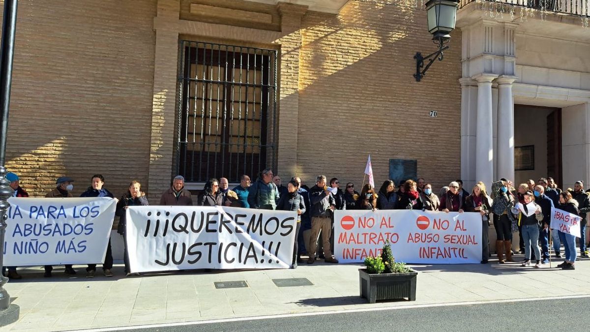 Familiares de los niños que denunciaron al monitor de un colegio de Antequera por presuntos abusos sexuales.
