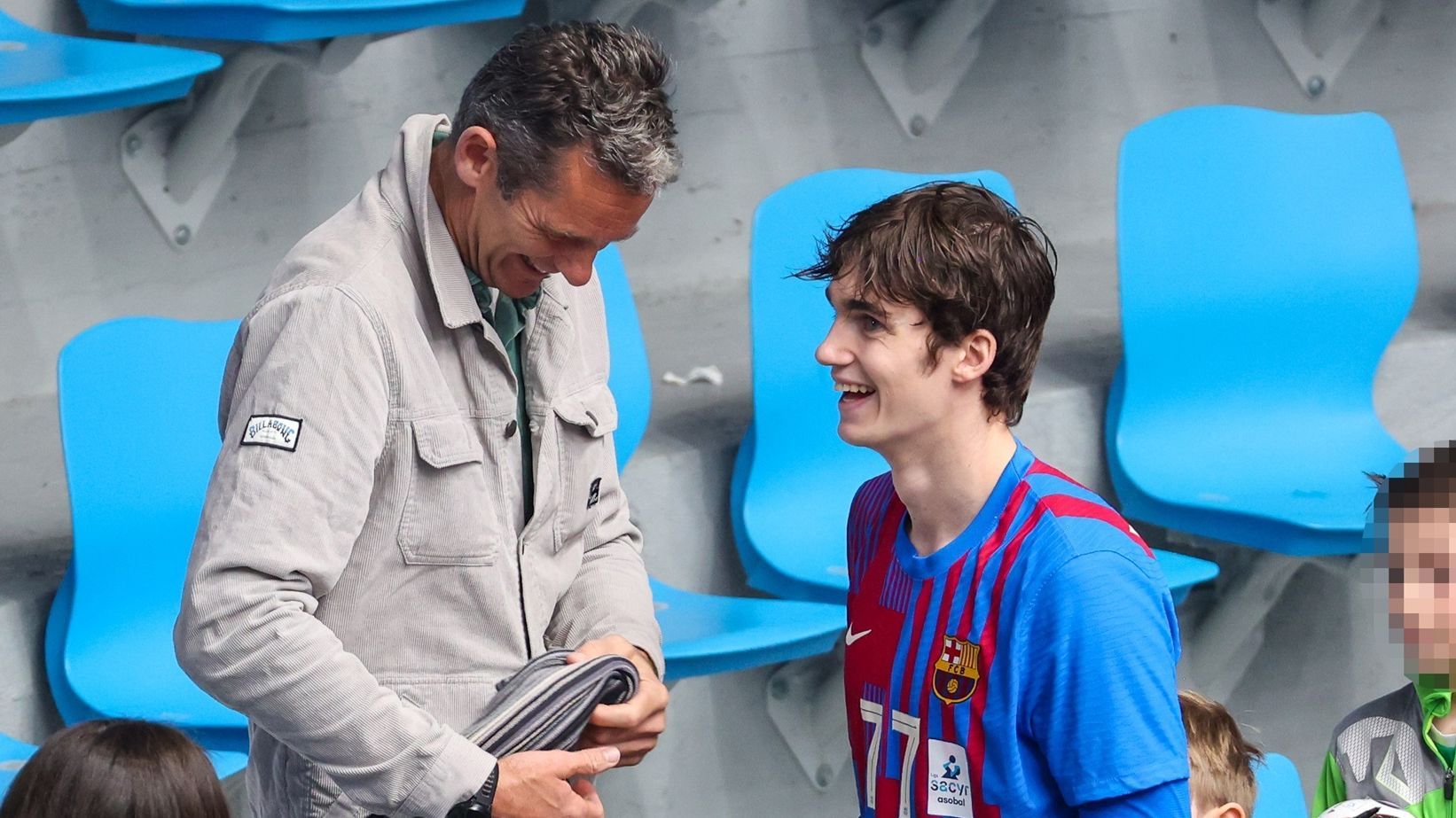Iñaki Urdangarín y su hijo Pablo, antes de un partido de este con el Barça de balonmano