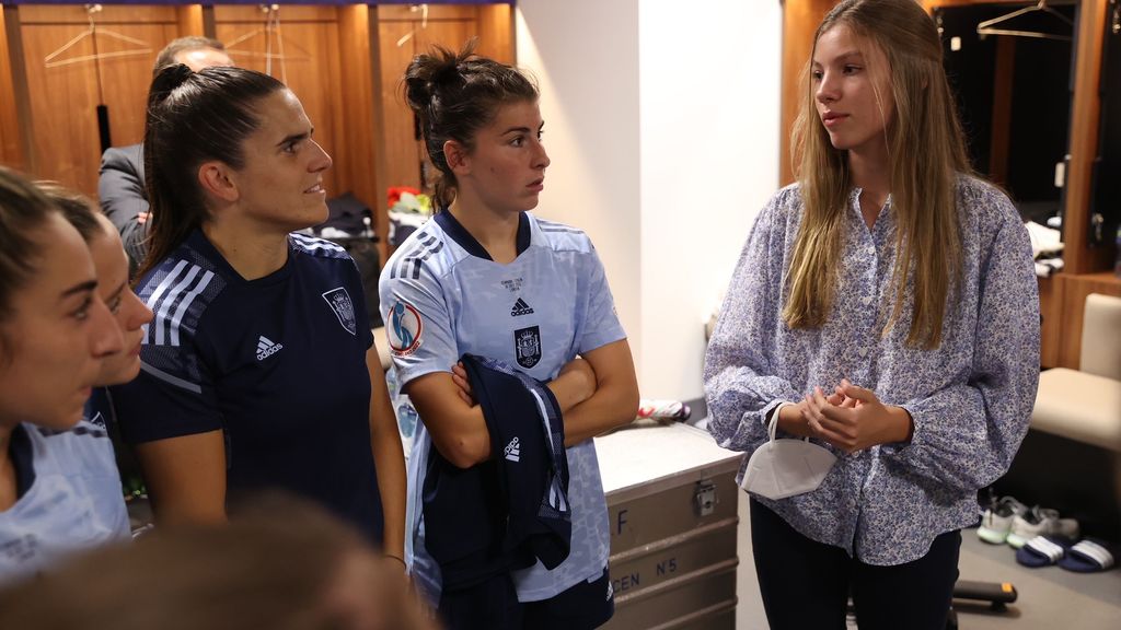La infanta Sofía, con las jugadoras de la Selección femenina de fútbol en Londres (julio de 2022)
