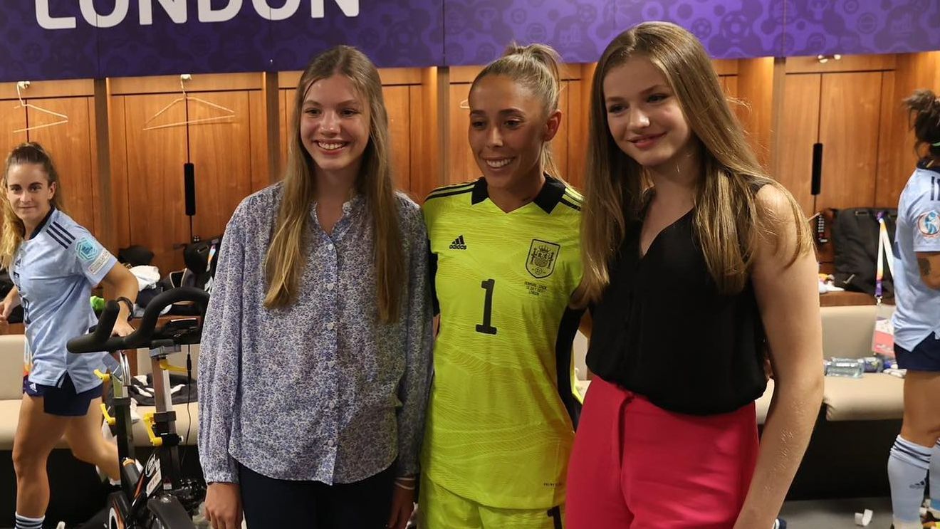 La infanta Sofía y la princesa Leonor, felicitando a la Selección Femenina de Fútbol tras un partido