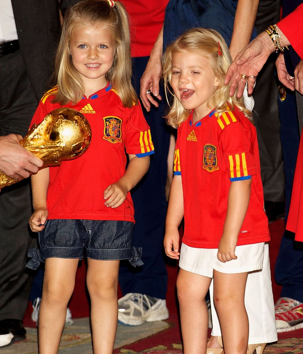 La princesa Leonor y la infanta Sofía, con la Copa del Mundo que España ganó en 2010