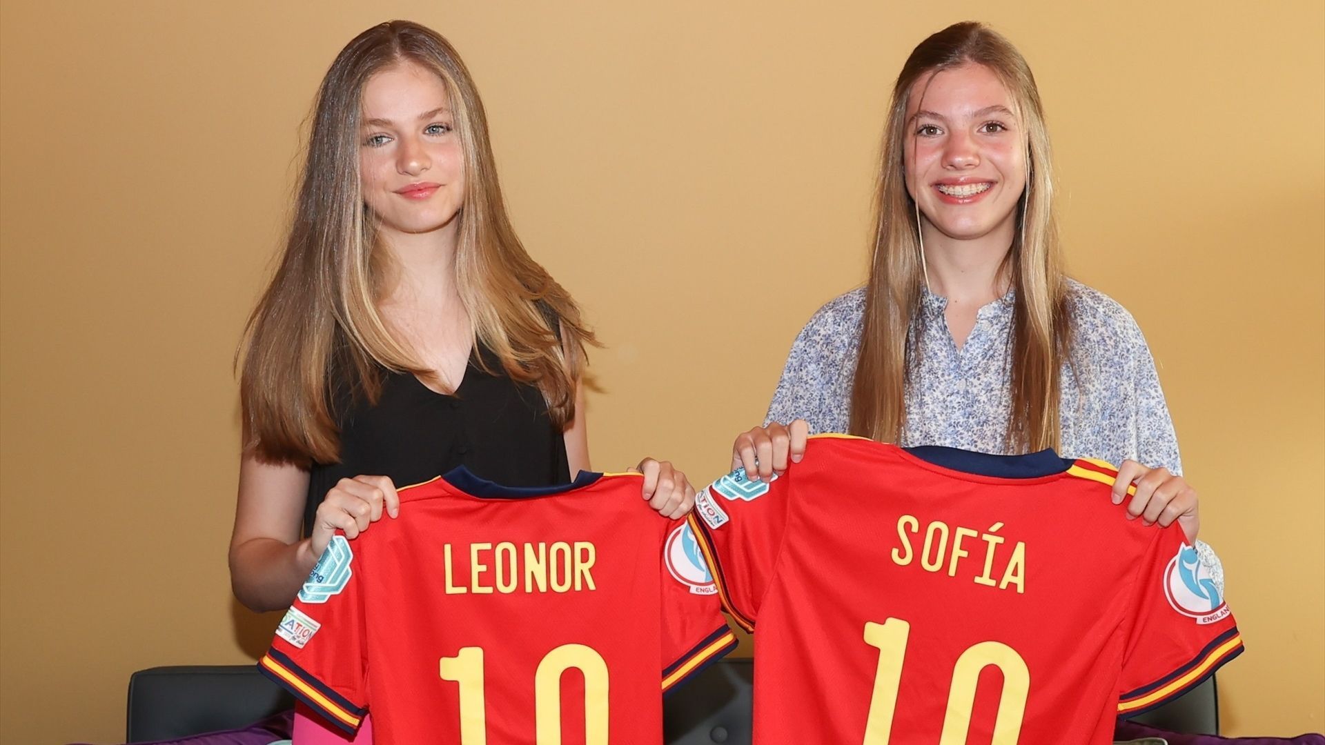 La princesa Leonor y la Infanta Sofía, en su encuentro con la selección femenina de fútbol el pasado verano