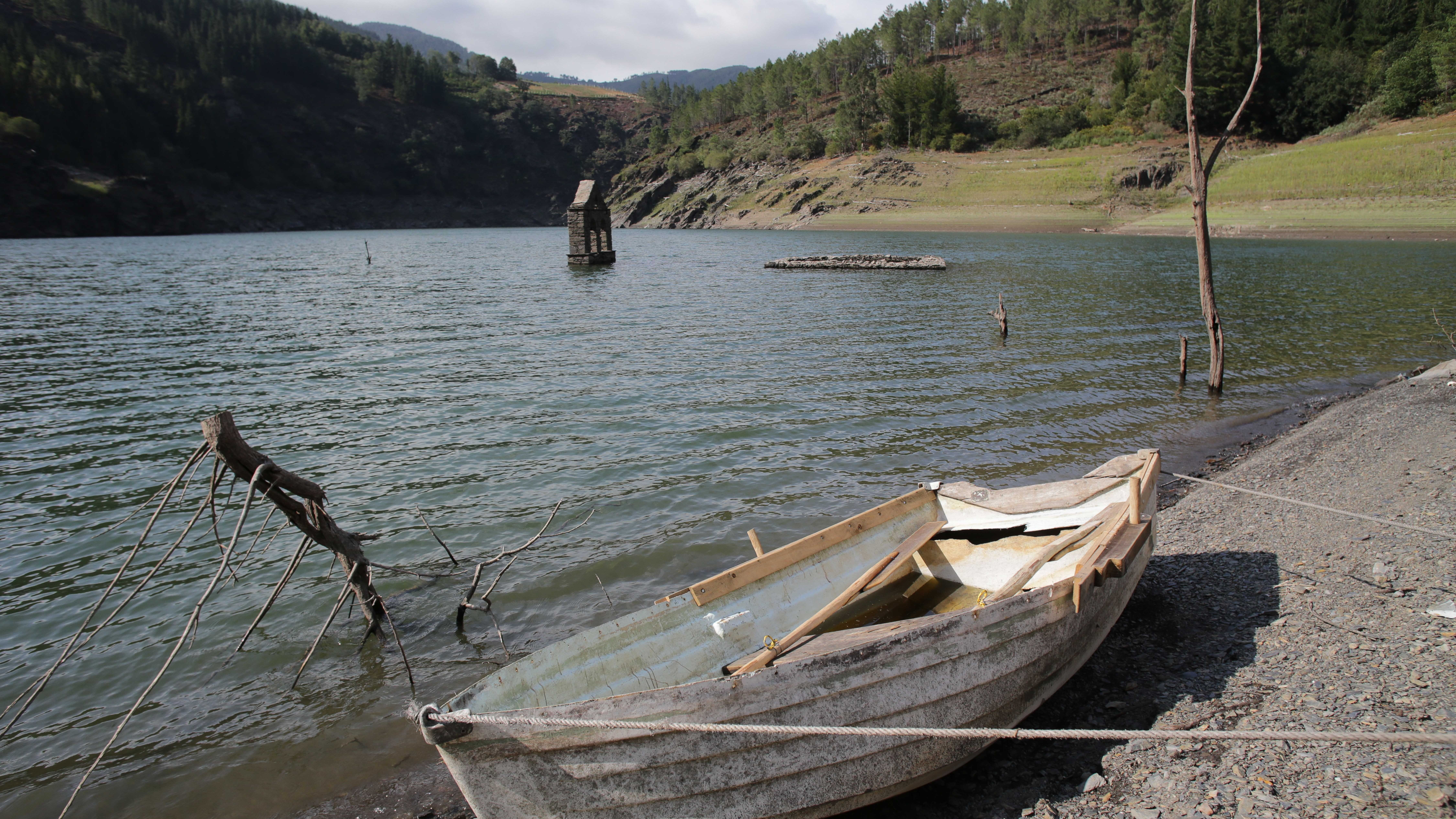 La sequía en el embalse de Salime reveló los muros de una antigua población en agosto de 2022