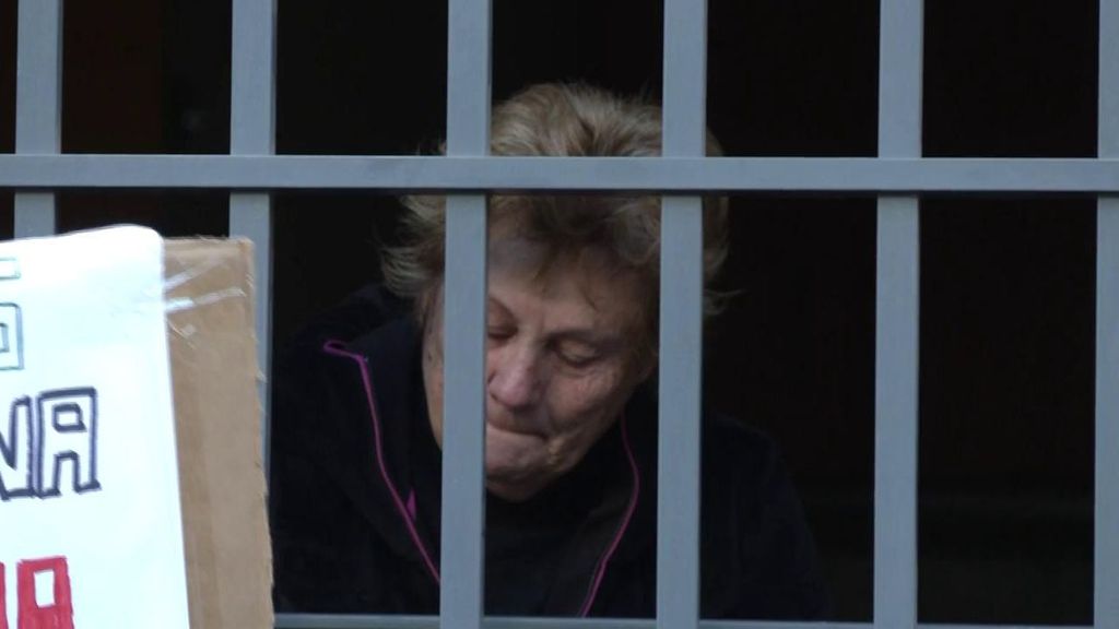 "¡Vergüenza me daría, desahuciar a María!": una anciana de 71 años y con un hijo con discapacidad, expulsada de su casa en Alicante