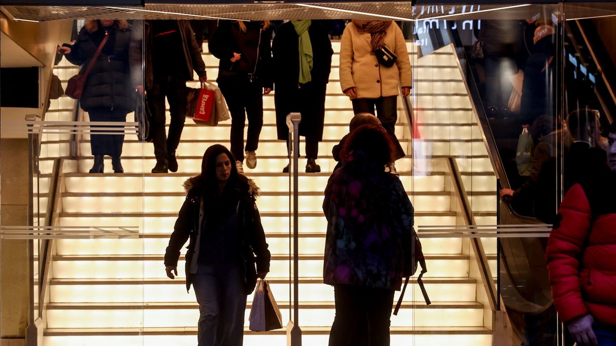 Personas de compras en un centro comercial