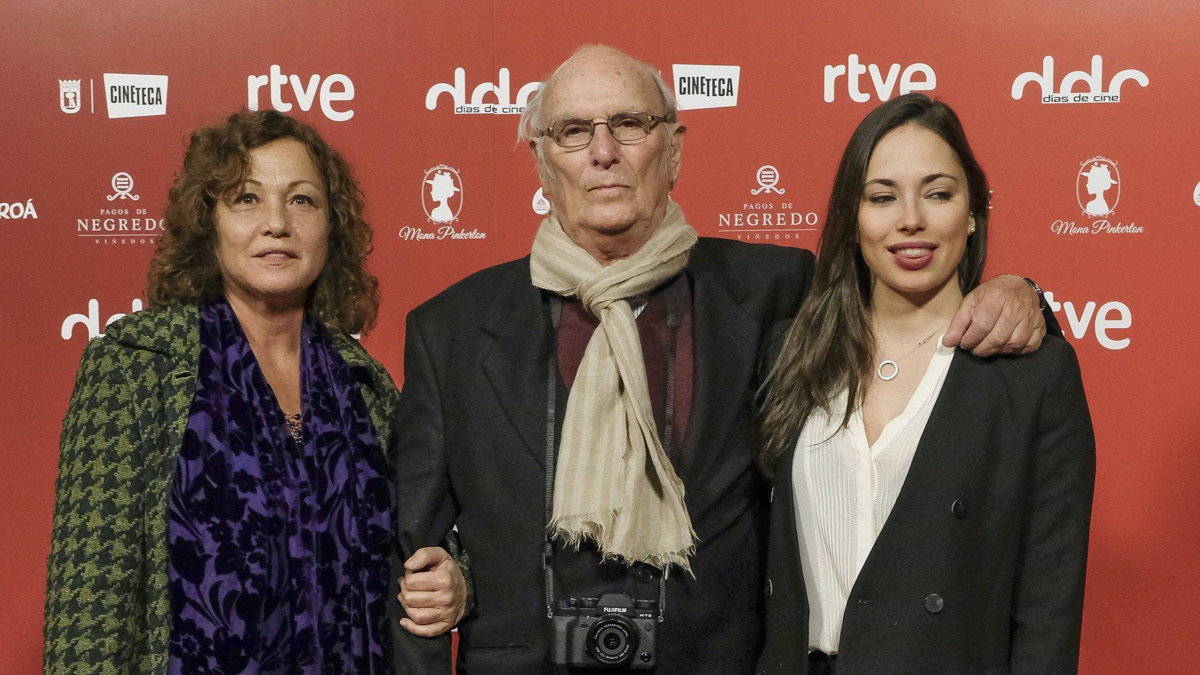Saura junto a su actual esposa, Eulalia Ramón, y su hija Anna