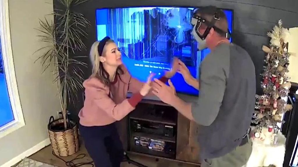Una mujer golpea su televisor con un aspirador tras ser víctima de una broma por parte de su marido