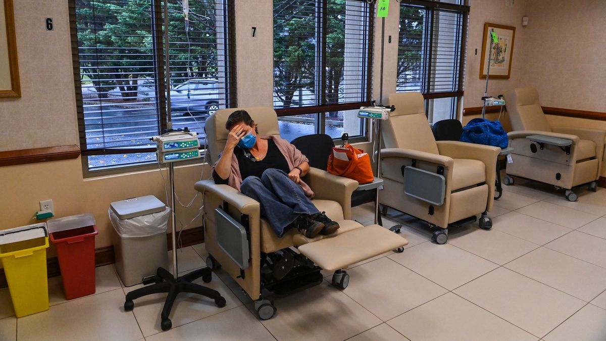 Una mujer se somete a una sesión de quimioterapia en un un hospital de Estados Unidos