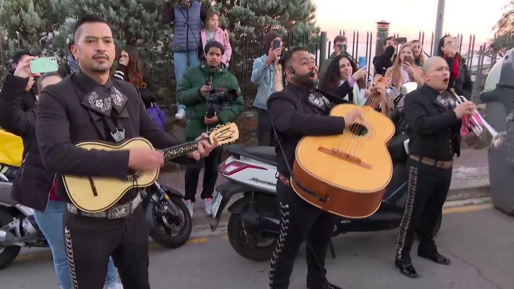 Un grupo de mariachis se presentan en casa de Shakira para celebrar su cumpleaños