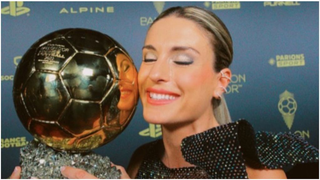 Alexia posando con el Balón de Oro