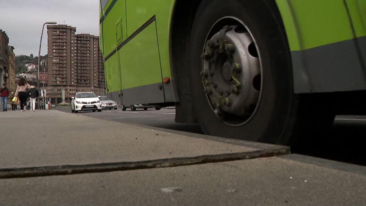 El puente de Deusto 'baila' con el paso de los vehículos: "Parece que va a caerse"