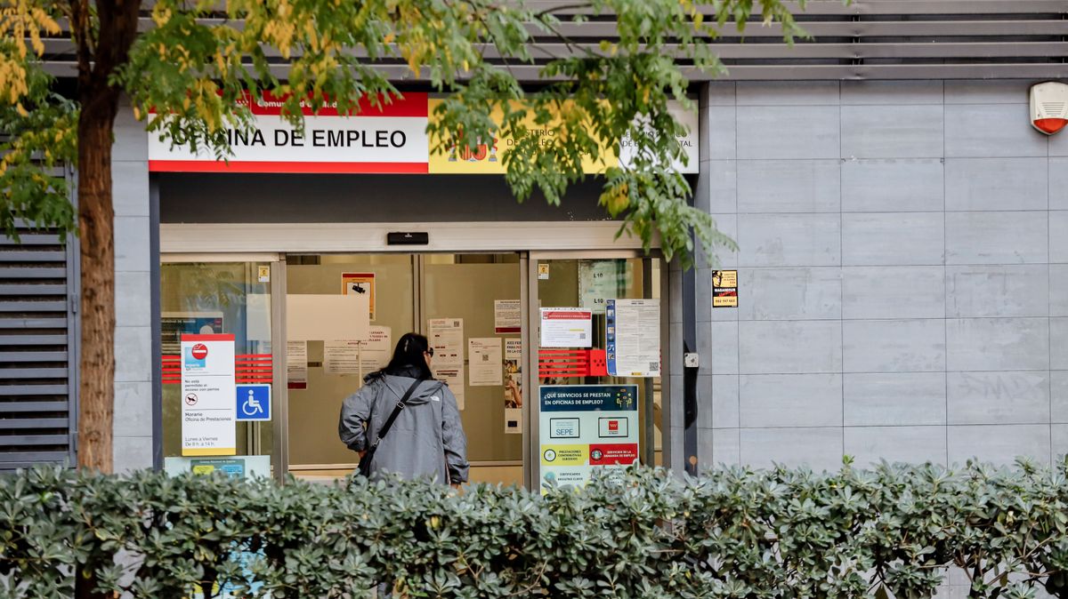 Exterior de una oficina de empleo Exterior de una oficina de empleo