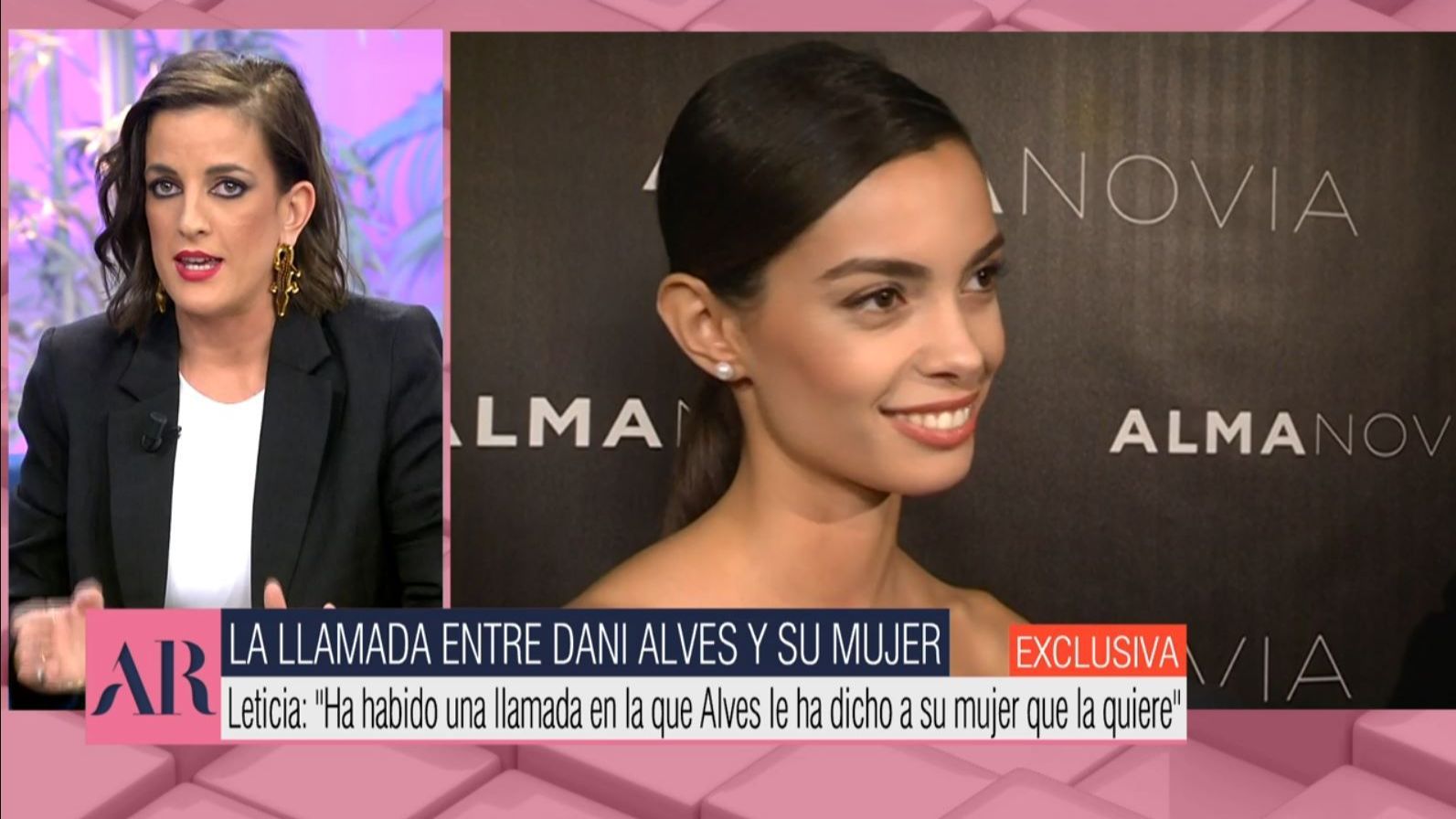 Leticia Requejo contando la información del matrimonio.