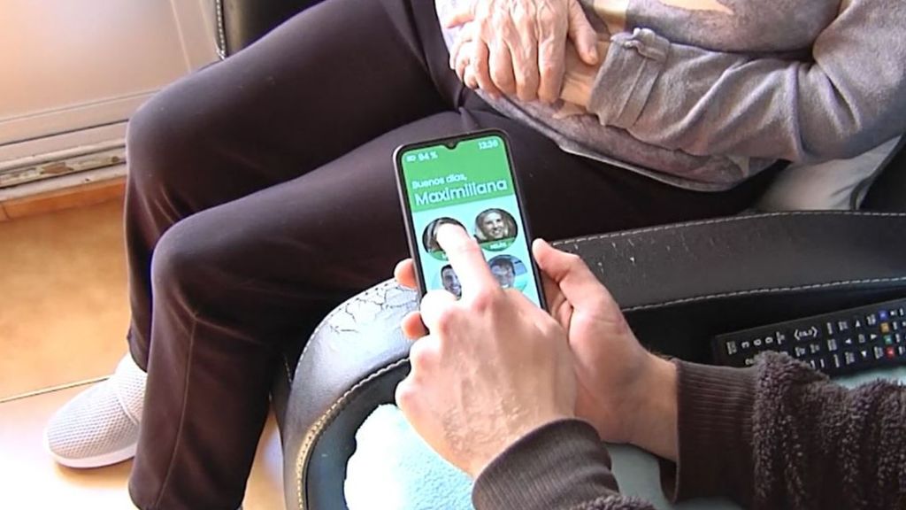 Maximiliana, el teléfono para mayores zaragonzano que facilita las videollamadas de abuelos y nietos