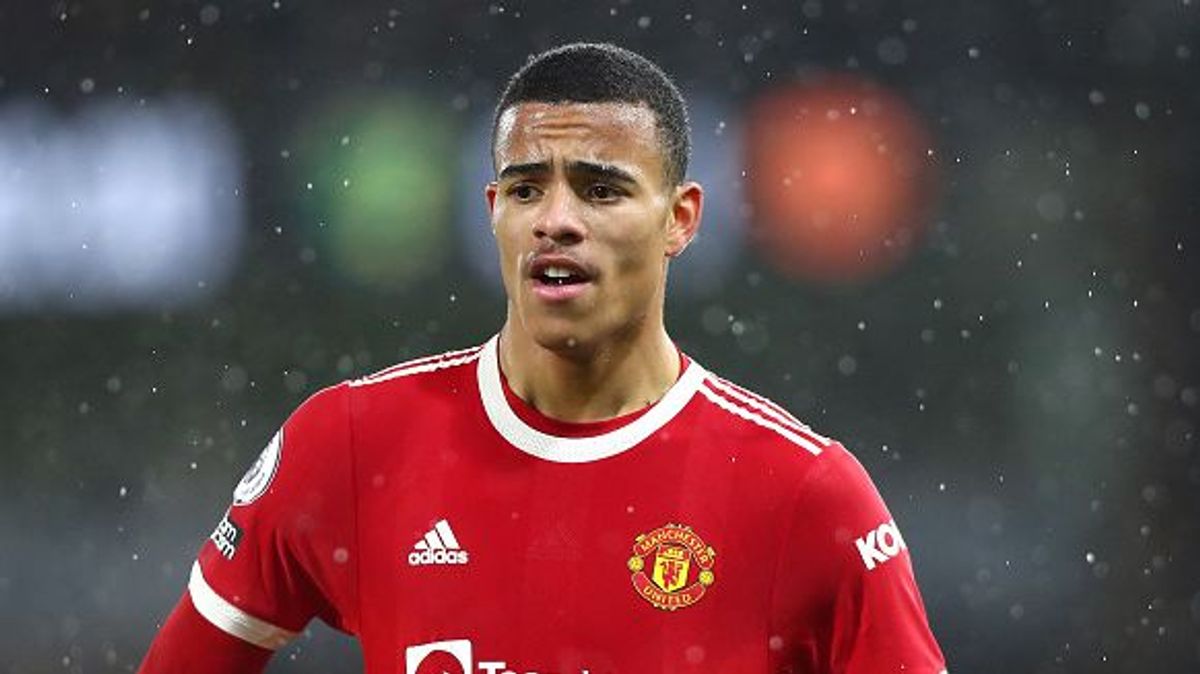 NORWICH, ENGLAND - DECEMBER 11: Mason Greenwood of Manchester United looks on during the Premier League match between Norwich City and Manchester United at Carrow Road on December 11, 2021 in Norwich, England. (Photo by Chloe Knott - Danehouse/Getty Images) NORWICH, ENGLAND - DECEMBER 11: Mason Greenwood of Manchester United looks on during the Premier League match between Norwich City and Manchester United at Carrow Road on December 11, 2021 in Norwich, England. (Photo by Chloe Knott - Danehouse/Getty Images)