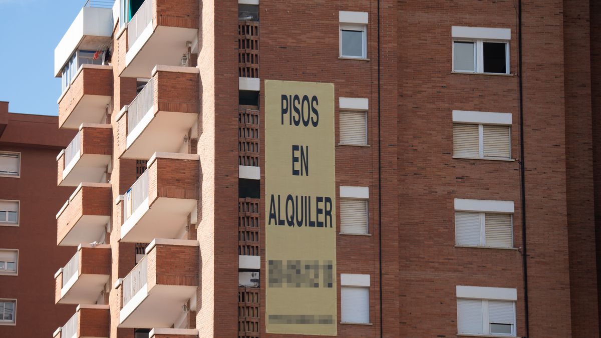 Oferta de pisos en alquiler en un bloque de viviendas de Barcelona