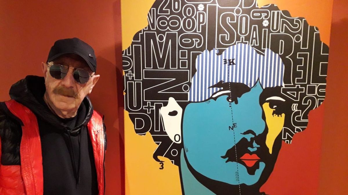 Oswaldo Auslèstia, junto a una de sus obras Oswaldo Auslèstia, junto a una de sus obras