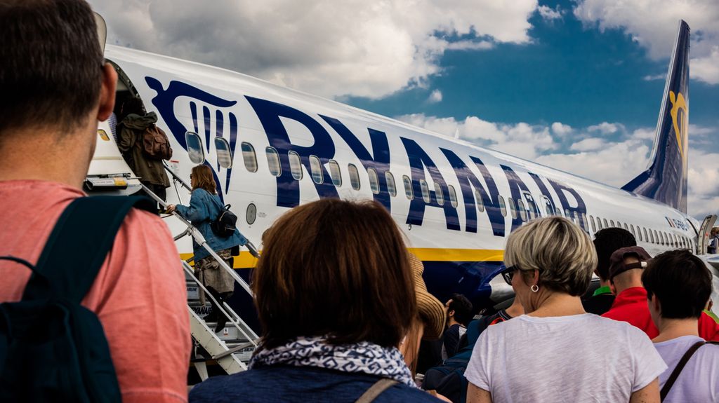 Pasajeros embarcando en un avión de Rayanair