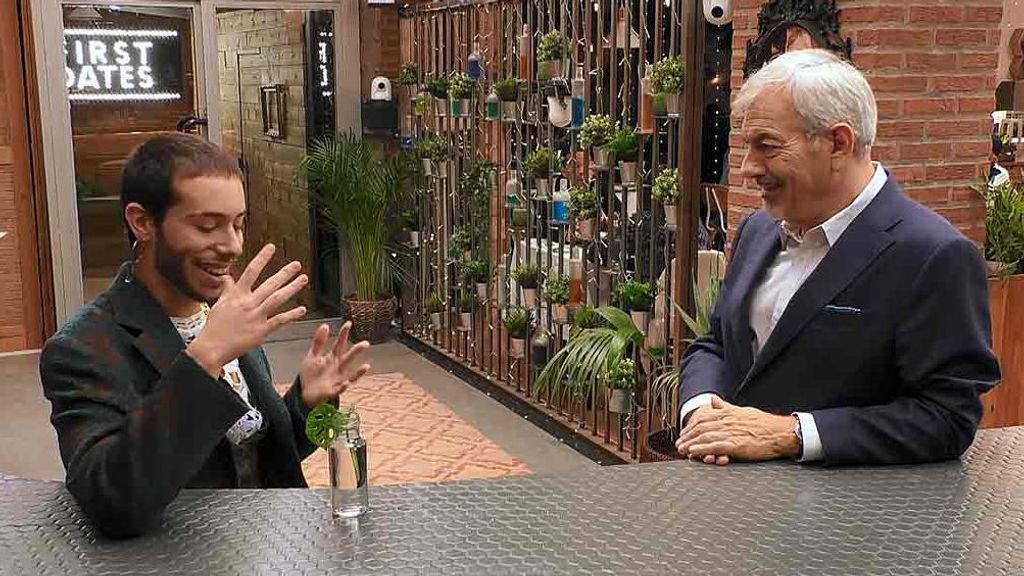 Ro, el soltero de los esquejes de ‘First Dates’, sorprende a Carlos Sobera: “Quiero un ‘perrofla’”