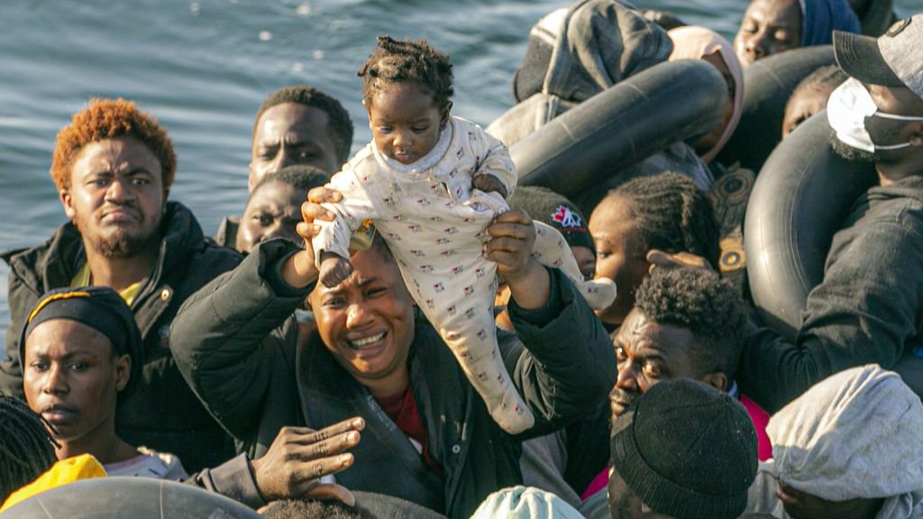 Un grupo de migrantes es interceptado en el Mediterráneo el pasado mes de octubre.
