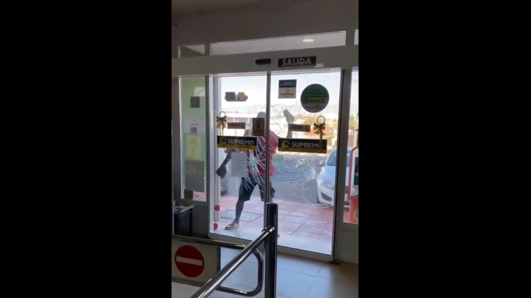 Un hombre revienta las puertas de un supermercado en Níjar mientras una empleada grita: “¡Que me va a matar!”
