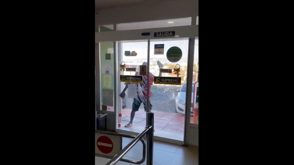 Un hombre revienta las puertas de un supermercado en Níjar mientras una trabajadora grita: “¡Que me mata!”