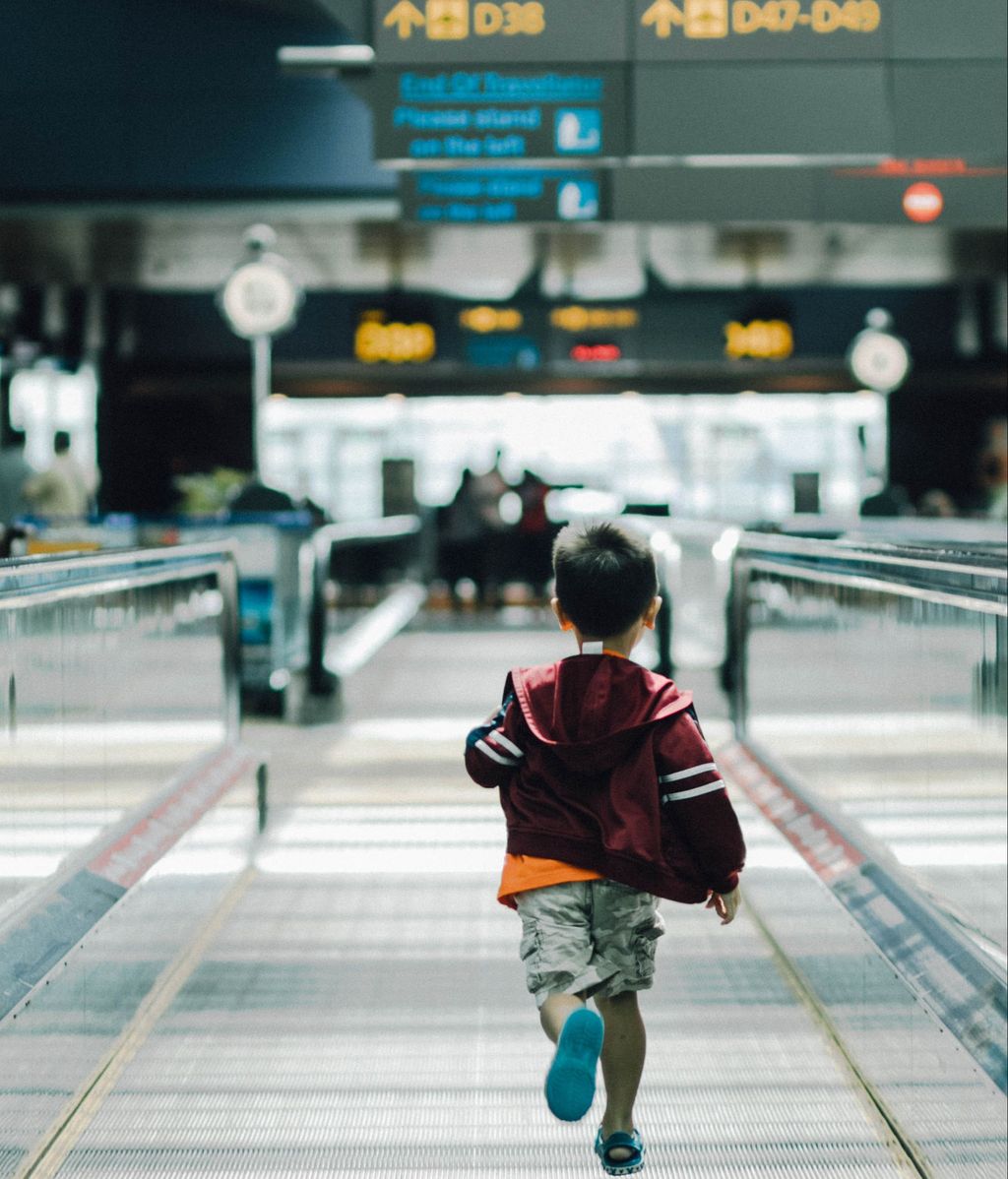 Un niño, en un aeropuerto