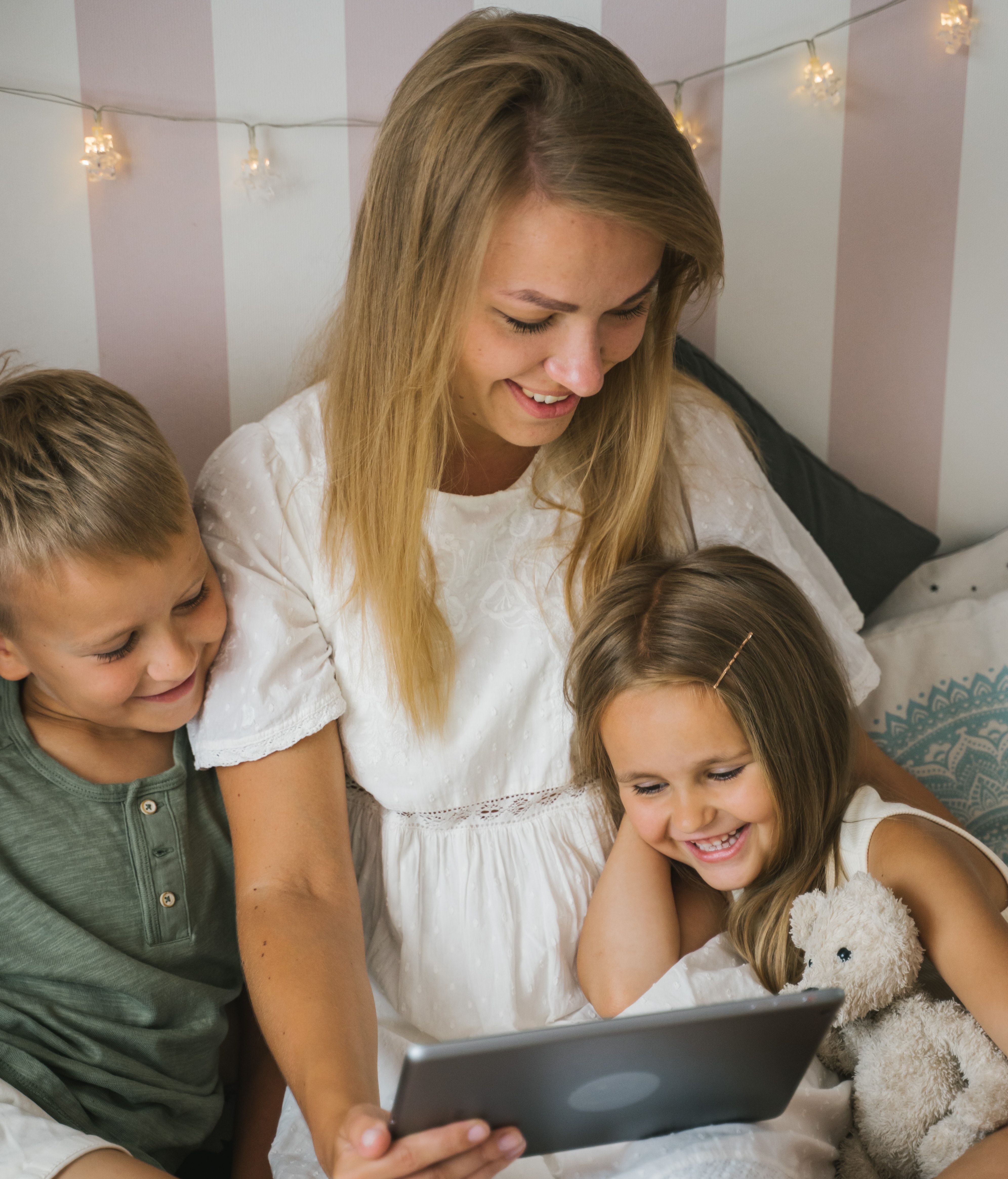 Ve la tablet con tus hijos. FUENTE: Pexels