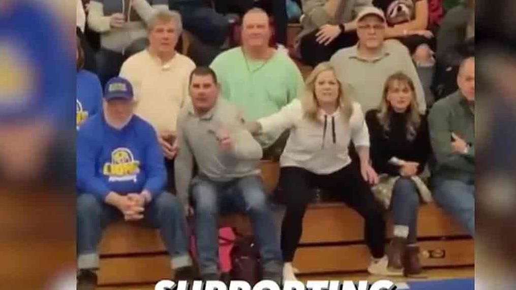 Vídeo viral | Pega con su marido la tensión de ver perder a su hijo en un combate de lucha grecorromana