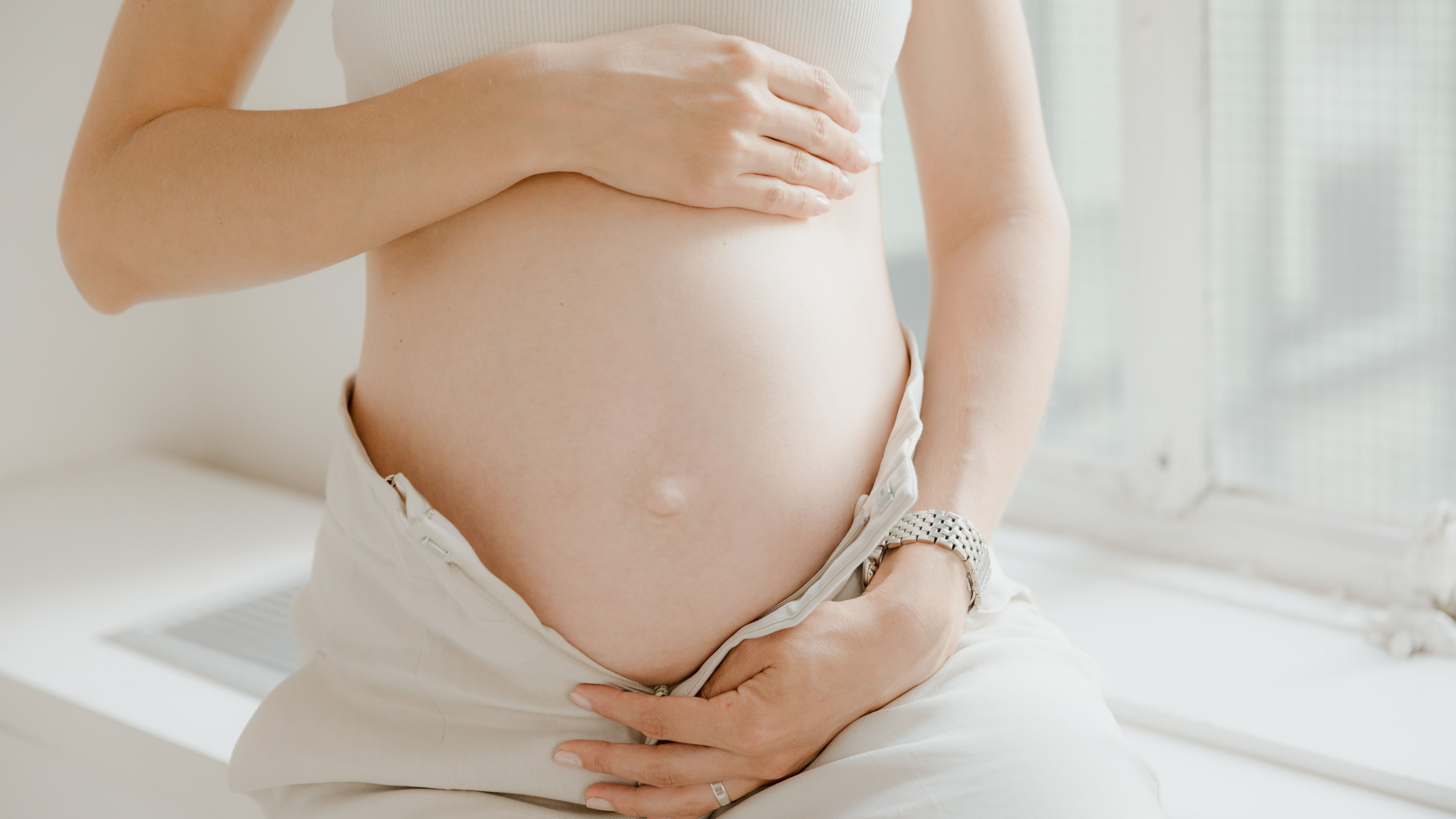 4 trucos para seguir usando tu ropa durante el embarazo - Divinity