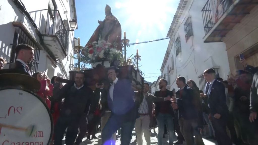 El 'santo bailongo' de Benaocaz, en Cádiz, procesiona al ritmo de éxitos musicales