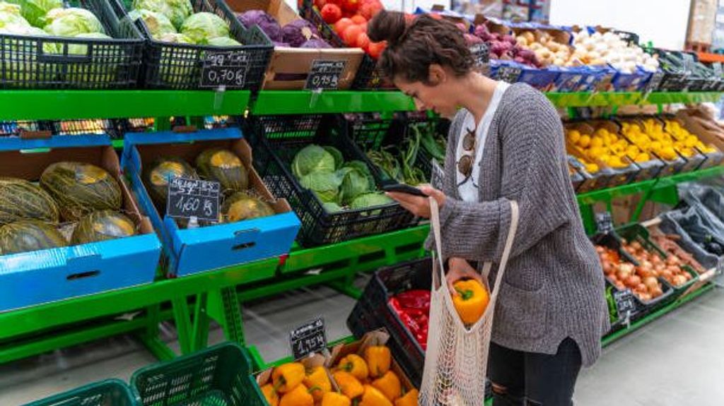La bajada del IVA no se percibe en el 26% de los alimentos básicos, según la OCU