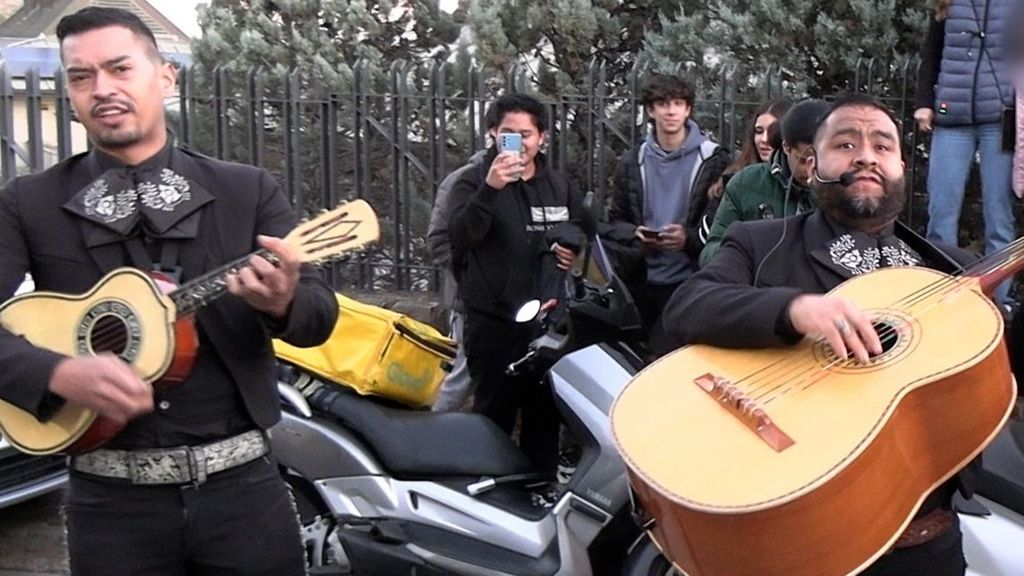 Mariachis cantando en casa de Shakira por su cumpleaños