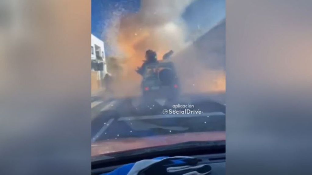 Saltan de un coche tras salir ardiendo al lanzar petardos desde el vehículo en Murcia