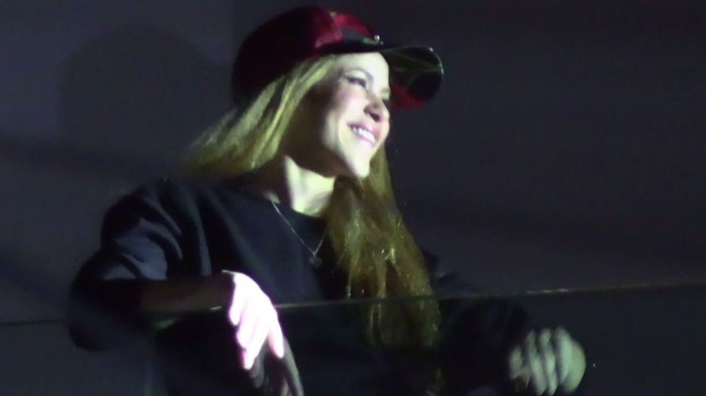 Shakira saluda y agradece el apoyo de sus fans desde el balcón