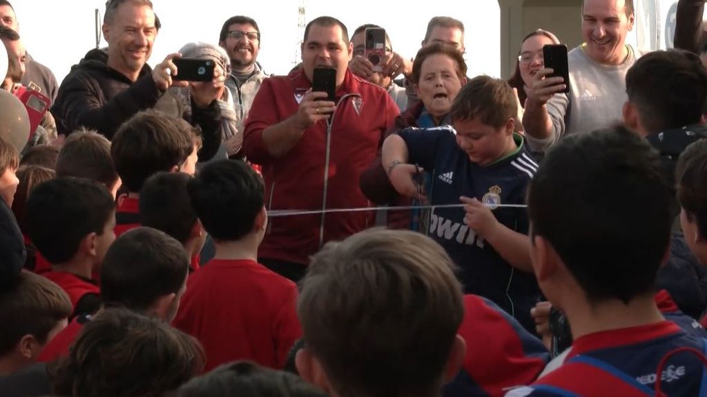 Un niño que estuvo solo en su cumpleaños, sorprendido con una gran fiesta en Cádiz: "El mejor día de mi vida"