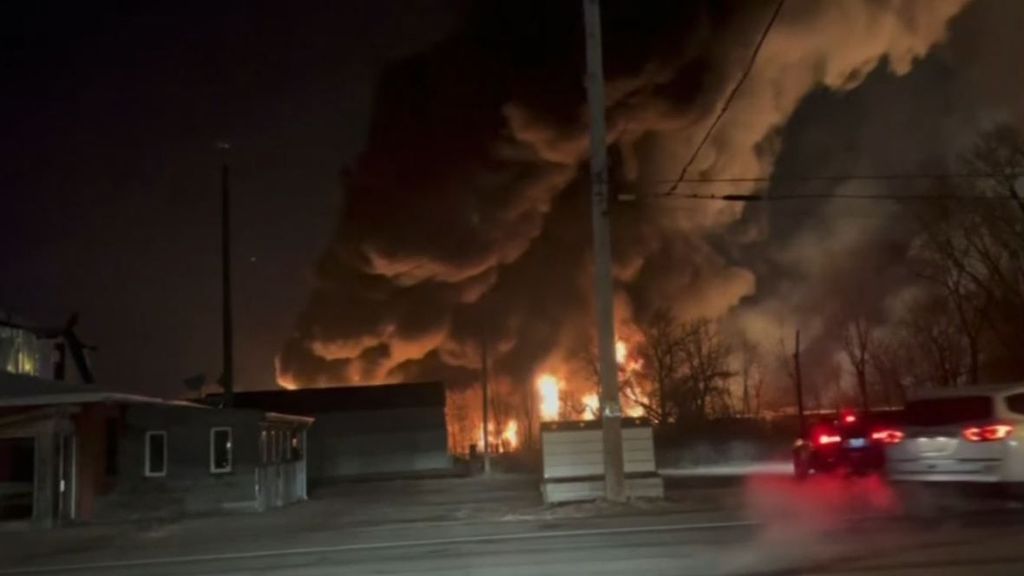 Espectacular incendio tras el descarrilamiento de un tren en Ohio, EEUU