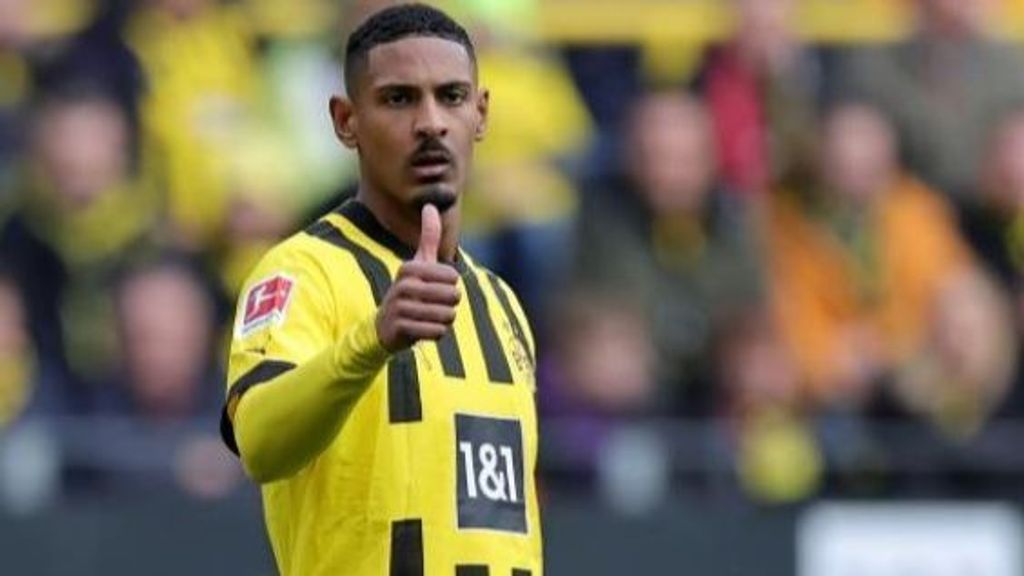 La particular celebración del futbolista Sébastien Haller tras superar un cáncer