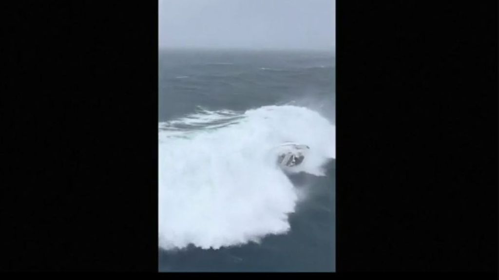 Rescatado en EEUU después de que una ola de 12 metros hundiera su barco