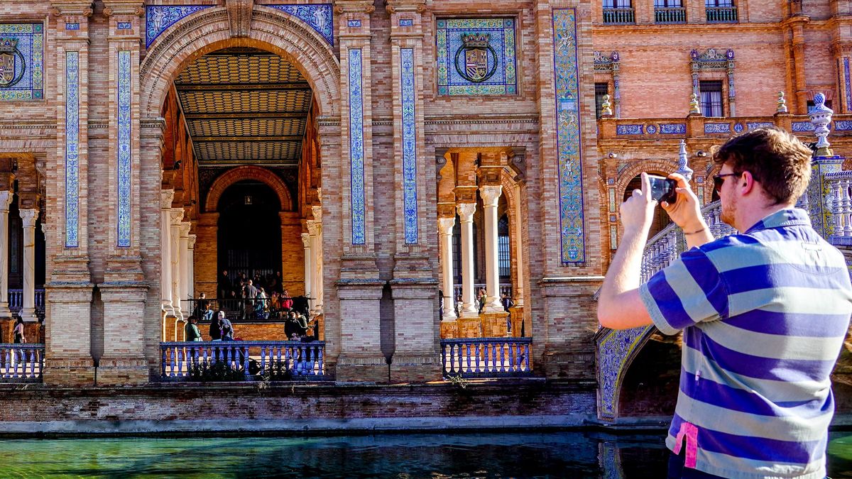 Turistas en la Plaza de España de Sevilla