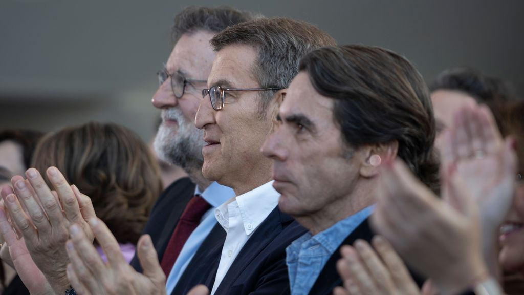 Aznar y Rajoy aplauden en Valencia flanqueando a Feijóo