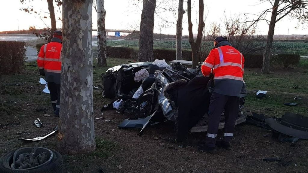 Dos muertos y un herido grave al chocar un vehículo contra un árbol en Navarra